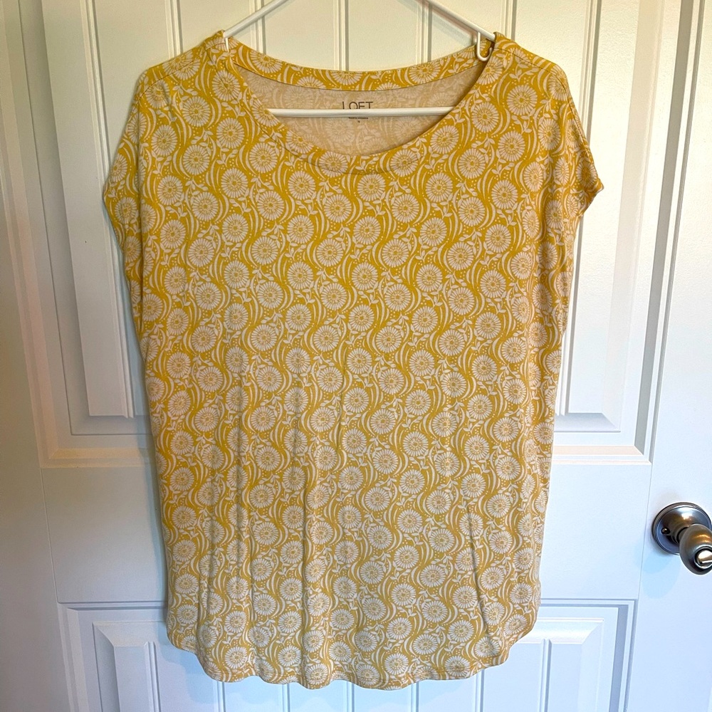Beautiful loose-fitting Loft outlet top. Size M. Fits like large.